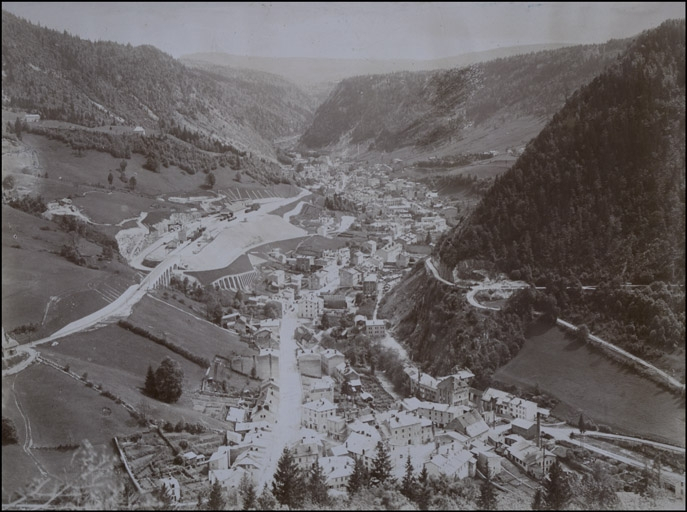 Morez - Jura, France [vue d'ensemble de la vallée depuis le nord], entre 1900 et 1912. © Yves  Sancey (reproduction) / Région Bourgogne-Franche-Comté, Inventaire du patrimoine - 2010