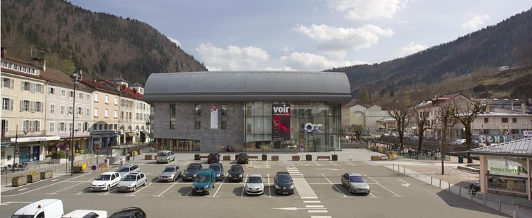 Vue d'ensemble depuis la mairie : côtés est (immeubles), sud (musée) et ouest (ancienne promenade). © Yves Sancey / Région Bourgogne-Franche-Comté, Inventaire du patrimoine - 2010 Vue d'ensemble depuis la mairie : côtés est (immeubles), sud (musée) et ouest (ancienne promenade). © Yves Sancey / Région Bourgogne-Franche-Comté, Inventaire du patrimoine - 2010