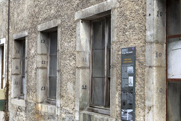 Chiffres peints sur les piédroits de fenêtres. © Yves Sancey / Région Bourgogne-Franche-Comté, Inventaire du patrimoine - 2010