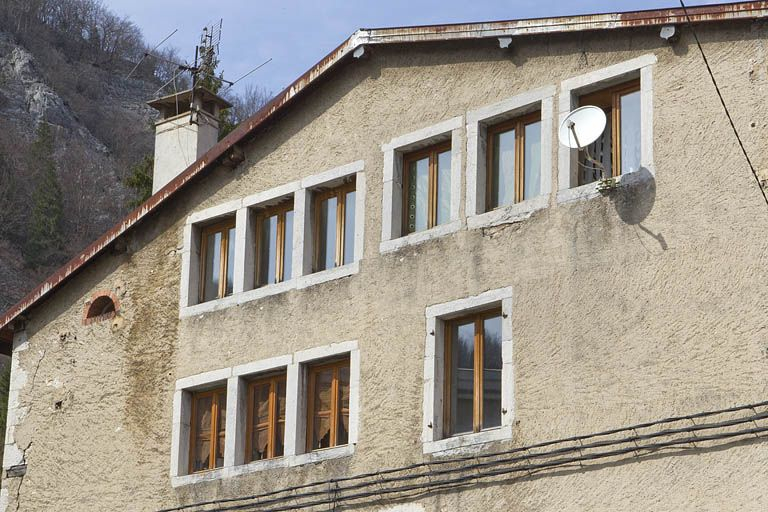 Immeuble avec atelier (18e siècle) au n° 80 rue de la République : fenêtres multiples. © Yves Sancey / Région Bourgogne-Franche-Comté, Inventaire du patrimoine - 2010