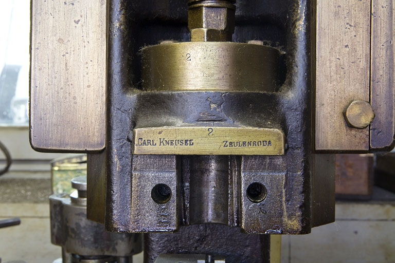 7e presse (Kneusel) : inscription donnant le nom du constructeur. © Yves Sancey / Région Bourgogne-Franche-Comté, Inventaire du patrimoine - 2010