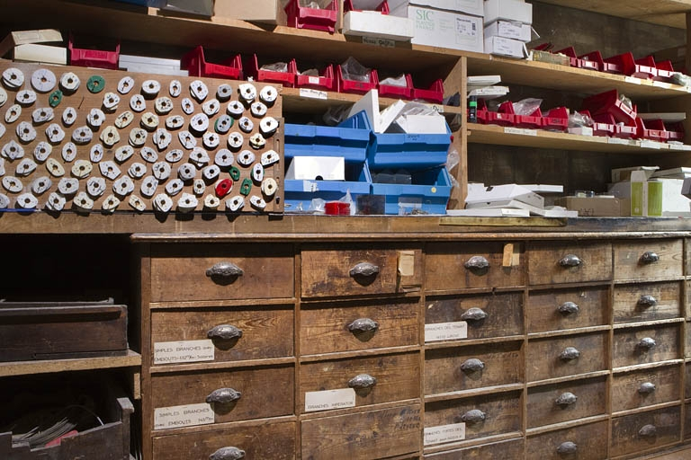 Stocks de verres et jetons. © Yves Sancey / Région Bourgogne-Franche-Comté, Inventaire du patrimoine - 2010