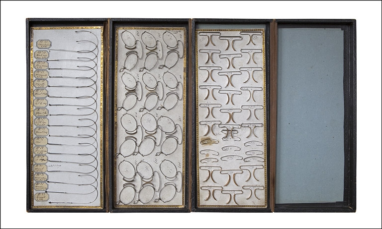 Présentoirs de pince-nez et pièces de pince-nez et lunettes. © Yves Sancey / Région Bourgogne-Franche-Comté, Inventaire du patrimoine - 2010