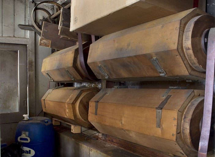 Vue d'ensemble de quatre tonneaux en bois. © Yves Sancey / Région Bourgogne-Franche-Comté, Inventaire du patrimoine - 2010