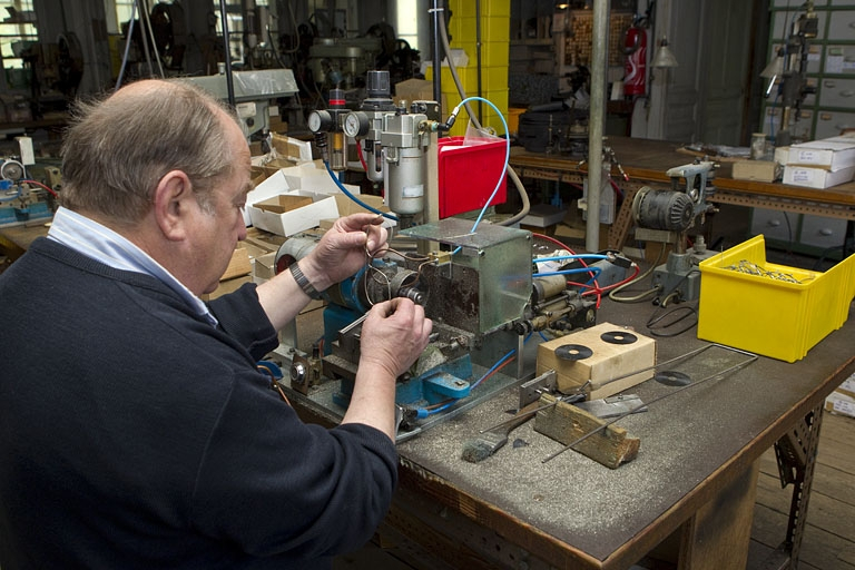 Sciage des tenons en deux. © Yves Sancey / Région Bourgogne-Franche-Comté, Inventaire du patrimoine - 2010