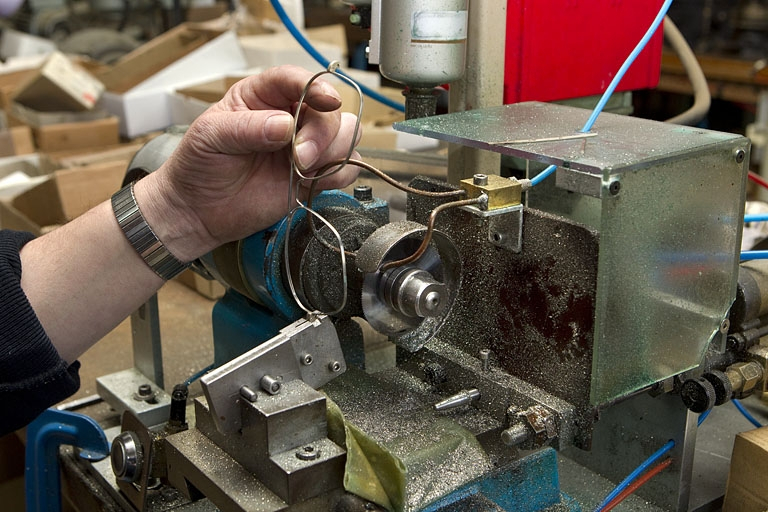 Sciage des tenons en deux (vue rapprochée). © Yves Sancey / Région Bourgogne-Franche-Comté, Inventaire du patrimoine - 2010