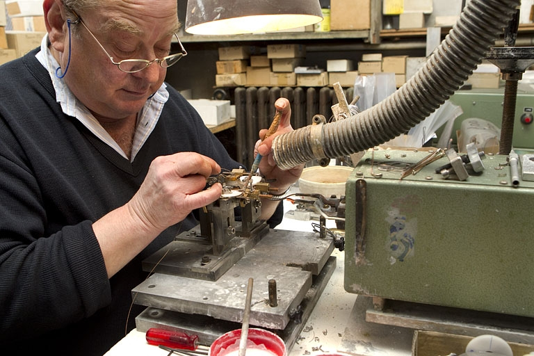 Soudage sur la machine à souder Himmel. © Yves Sancey / Région Bourgogne-Franche-Comté, Inventaire du patrimoine - 2010