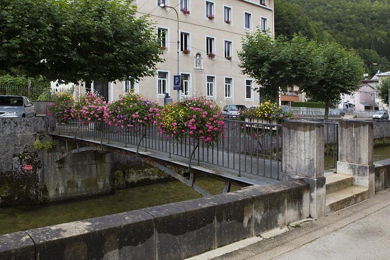 Passerelle amont, vue de trois quarts droite. © Yves Sancey / Région Bourgogne-Franche-Comté, Inventaire du patrimoine - 2010 Passerelle amont, vue de trois quarts droite. © Yves Sancey / Région Bourgogne-Franche-Comté, Inventaire du patrimoine - 2010