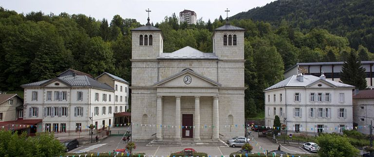 Vue d'ensemble de la place et des bâtiments côté est : école, église et presbytère. © Yves Sancey / Région Bourgogne-Franche-Comté, Inventaire du patrimoine - 2010