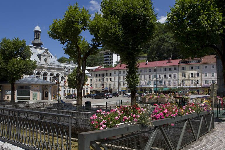 Vue d'ensemble, depuis la rive gauche de la Bienne (angle sud-ouest) : côtés nord (mairie) et est (immeubles). © Yves Sancey / Région Bourgogne-Franche-Comté, Inventaire du patrimoine - 2010 Vue d'ensemble, depuis la rive gauche de la Bienne (angle sud-ouest) : côtés nord (mairie) et est (immeubles). © Yves Sancey / Région Bourgogne-Franche-Comté, Inventaire du patrimoine - 2010