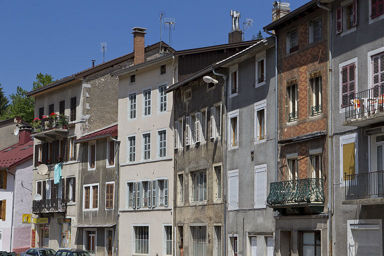 Immeubles (19e siècle) aux n° 21 à 33 quai Aimé Lamy : fenêtres. Immeubles (AI 120, 121, 123 à 125, 371 et 489). © Yves Sancey / Région Bourgogne-Franche-Comté, Inventaire du patrimoine - 2010