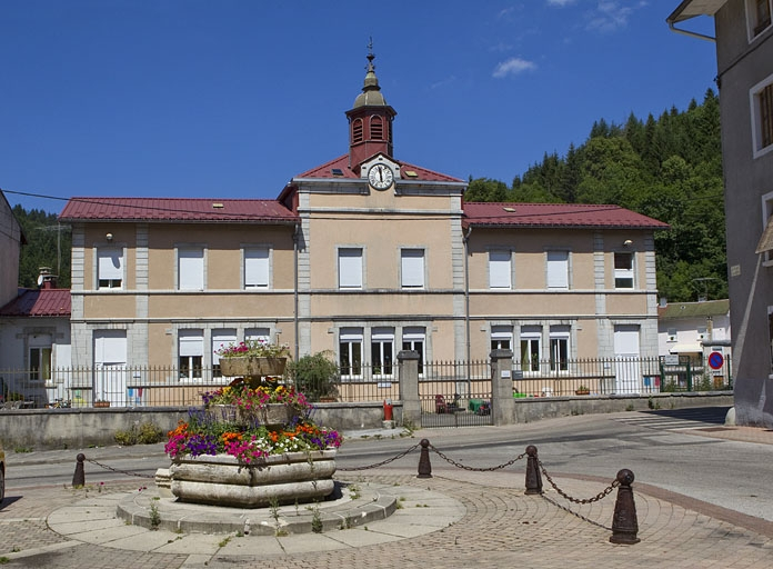 Vue d'ensemble, depuis la place Jules Girod. © Yves Sancey /  - 2010