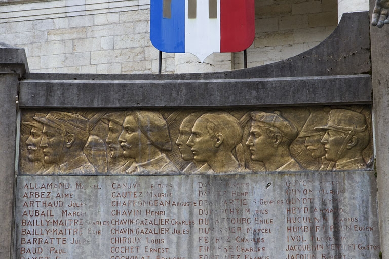 Bas-relief gauche : vue rapprochée. © Yves Sancey / Région Bourgogne-Franche-Comté, Inventaire du patrimoine - 2010