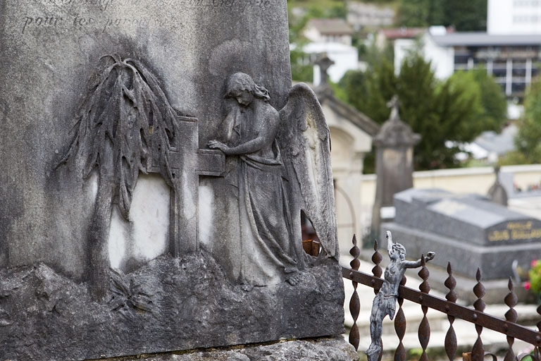 Stèle : ange, croix et arbre étêté. © Yves Sancey / Région Bourgogne-Franche-Comté, Inventaire du patrimoine - 2010