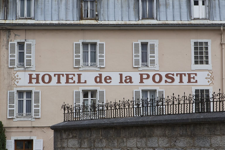 Partie ouest : enseigne sur la façade antérieure. © Yves Sancey / Région Bourgogne-Franche-Comté, Inventaire du patrimoine - 2010