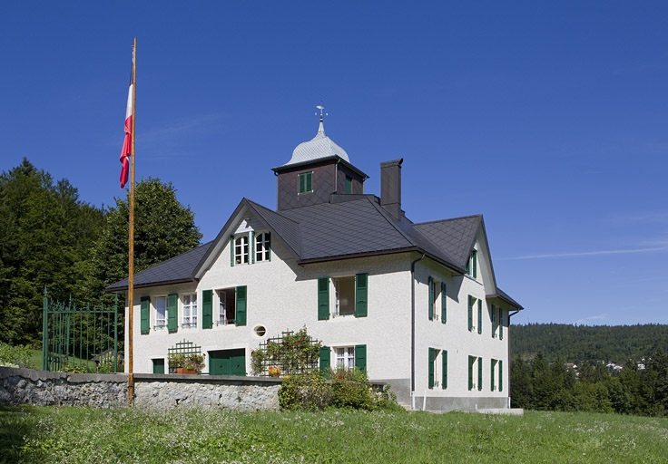 Façades antérieure et latérale droite, vues de trois quarts. © Yves Sancey / Région Bourgogne-Franche-Comté, Inventaire du patrimoine - 2010 Façades antérieure et latérale droite, vues de trois quarts. © Yves Sancey / Région Bourgogne-Franche-Comté, Inventaire du patrimoine - 2010