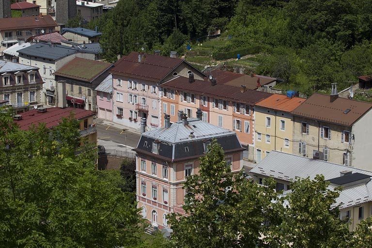 Vue d'ensemble plongeante, depuis le sud (élévations postérieure et latérale gauche). © Yves Sancey / Région Bourgogne-Franche-Comté, Inventaire du patrimoine - 2010