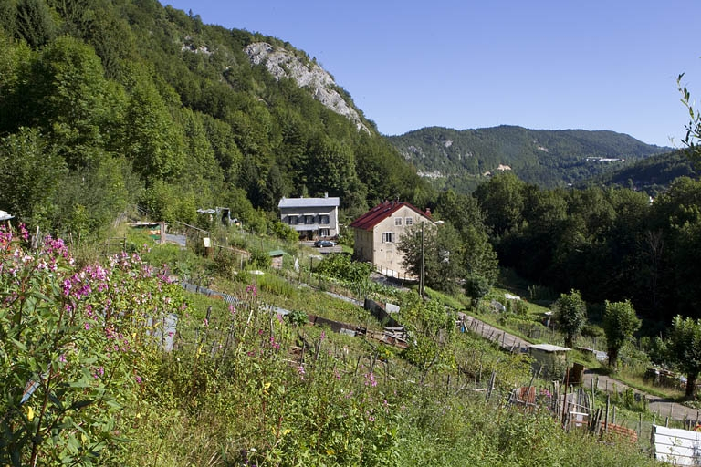 Vue d'ensemble, depuis le sud. © Yves Sancey / Région Bourgogne-Franche-Comté, Inventaire du patrimoine - 2010 Vue d'ensemble, depuis le sud. © Yves Sancey / Région Bourgogne-Franche-Comté, Inventaire du patrimoine - 2010