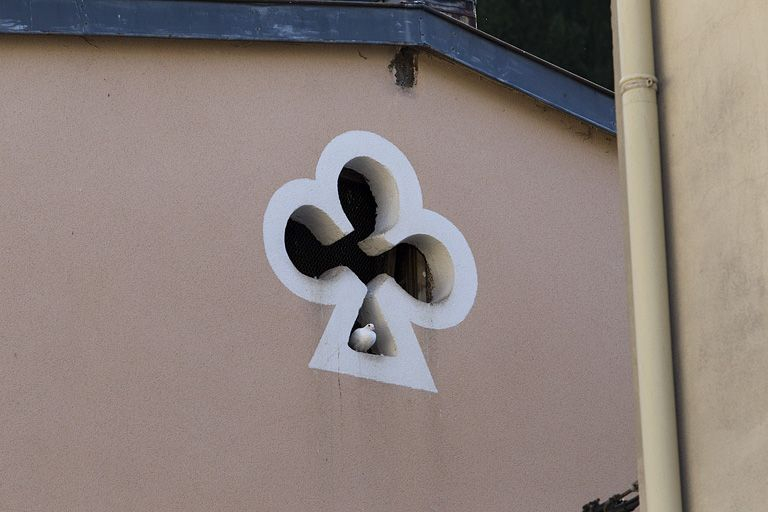 Maison (19e siècle) au n° 222 rue de la République : baie tréflée aérant le comble. Maison (AK 126). © Yves Sancey / Région Bourgogne-Franche-Comté, Inventaire du patrimoine - 2010