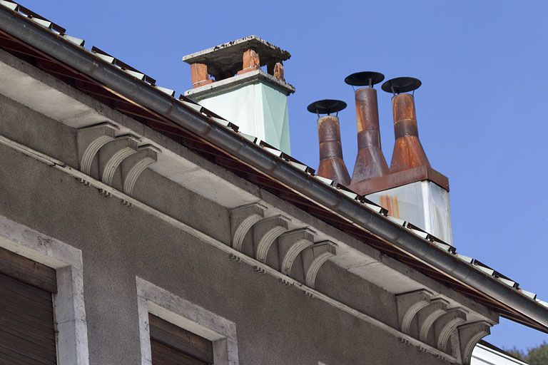 Immeuble (19e siècle) au n° 120 rue de la République : détail de la corniche. Immeuble (AI 28) de la décennie 1860, à l'angle de la rue Ernest Merlin. © Yves Sancey / Région Bourgogne-Franche-Comté, Inventaire du patrimoine - 2010