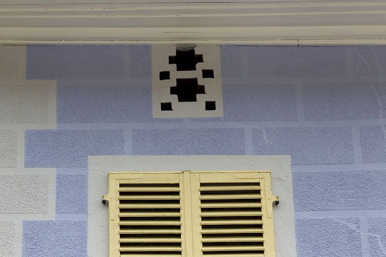 Immeuble (19e siècle) au n° 224 rue de la République : fenêtre du dernier étage et baie aérant le comble. Immeuble (AK 125). © Yves Sancey / Région Bourgogne-Franche-Comté, Inventaire du patrimoine - 2010