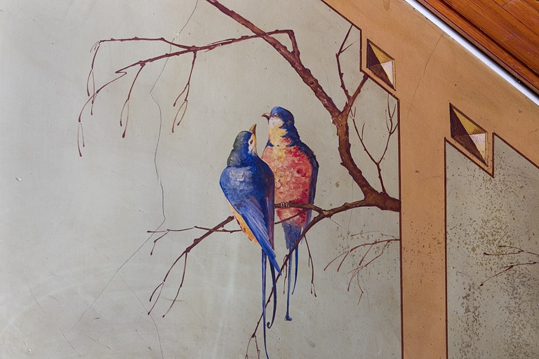 Angle d'un panneau : couple d'oiseaux sur une branche. © Yves Sancey / Région Bourgogne-Franche-Comté, Inventaire du patrimoine - 2010