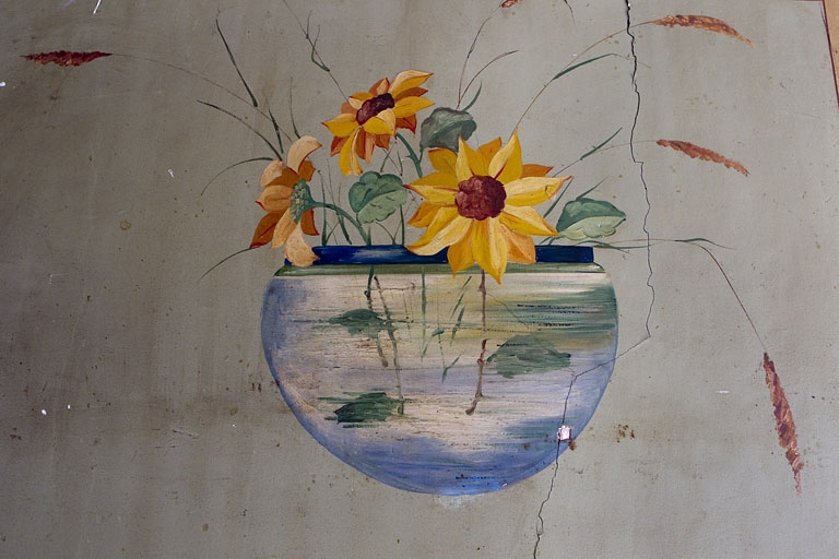 Fleurs dans un vase rond. © Yves Sancey / Région Bourgogne-Franche-Comté, Inventaire du patrimoine - 2010