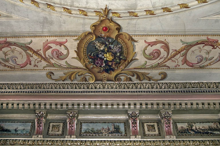 Salle à manger : corniche à modillons, tables peintes et frise avec bouquet de fleurs. © Yves Sancey / Région Bourgogne-Franche-Comté, Inventaire du patrimoine - 2010