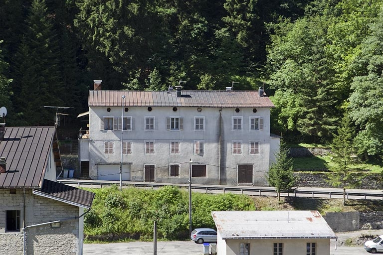 Vue d'ensemble plongeante, depuis le nord-est. © Yves Sancey / Région Bourgogne-Franche-Comté, Inventaire du patrimoine - 2010 Vue d'ensemble plongeante, depuis le nord-est. © Yves Sancey / Région Bourgogne-Franche-Comté, Inventaire du patrimoine - 2010