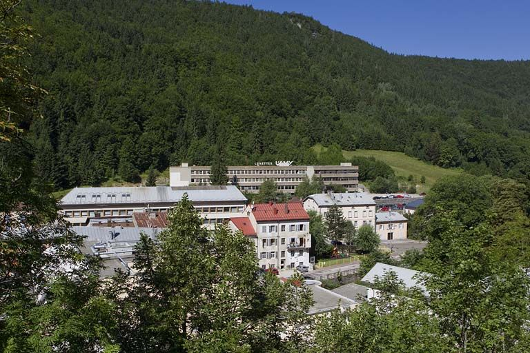 Usine de lunetterie L'Amy : vue d'ensemble du site récent (216 à 220 rue de la République). © Yves Sancey / Région Bourgogne-Franche-Comté, Inventaire du patrimoine - 2010 Usine de lunetterie L'Amy : vue d'ensemble du site récent (216 à 220 rue de la République). © Yves Sancey / Région Bourgogne-Franche-Comté, Inventaire du patrimoine - 2010