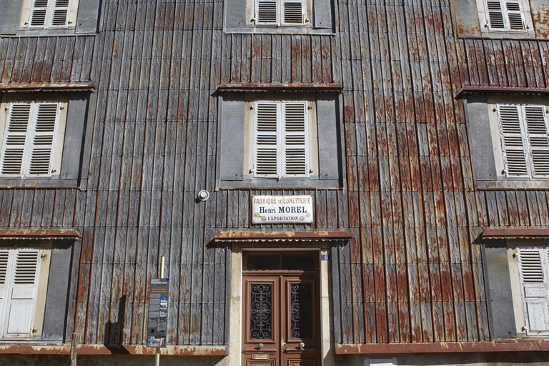 Maison : essentage de tôle sur l'élévation antérieure. © Yves Sancey / Région Bourgogne-Franche-Comté, Inventaire du patrimoine - 2010