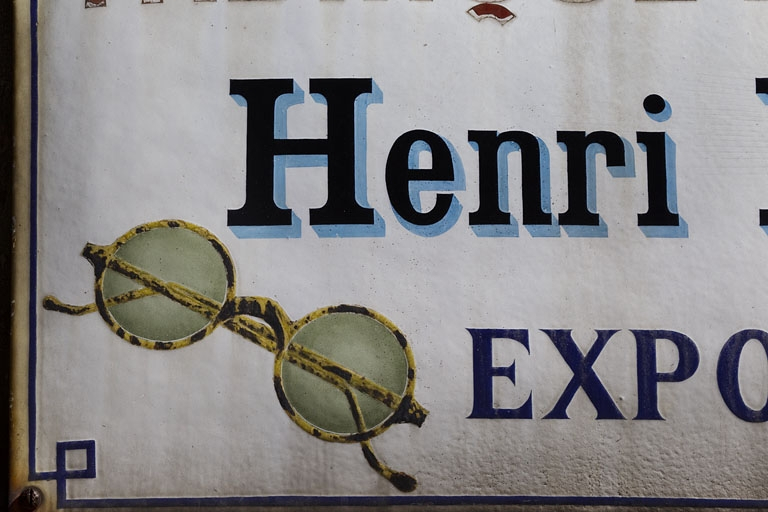 Maison : détail de la plaque émaillée (lunettes). © Yves Sancey / Région Bourgogne-Franche-Comté, Inventaire du patrimoine - 2010