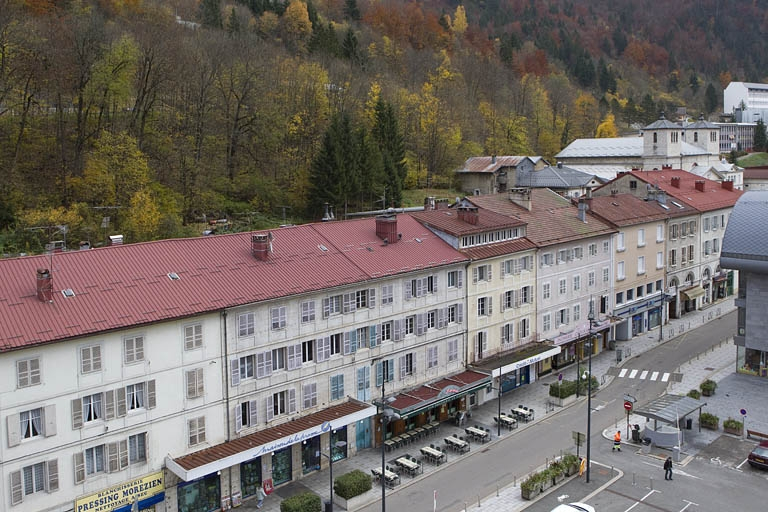 Vue d'ensemble plongeante sur les immeubles aux n° 129 à 139 rue de la République. © Yves Sancey / Région Bourgogne-Franche-Comté, Inventaire du patrimoine - 2010 Vue d'ensemble plongeante sur les immeubles aux n° 129 à 139 rue de la République. © Yves Sancey / Région Bourgogne-Franche-Comté, Inventaire du patrimoine - 2010