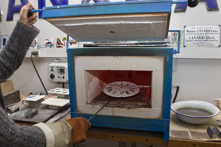 Enfournement d'un cadran émaillé : le four. © Yves Sancey / Région Bourgogne-Franche-Comté, Inventaire du patrimoine - 2010