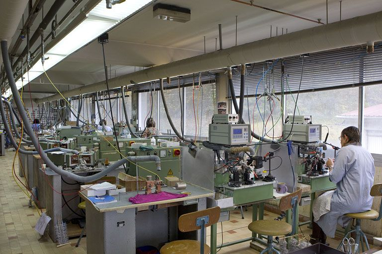 Usine de lunetterie Albin Paget : intérieur d'un atelier de soudage. © Yves Sancey / Région Bourgogne-Franche-Comté, Inventaire du patrimoine - 2010 Usine de lunetterie Albin Paget : intérieur d'un atelier de soudage. © Yves Sancey / Région Bourgogne-Franche-Comté, Inventaire du patrimoine - 2010