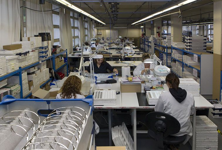 Intérieur d'un atelier : contrôle des lunettes. © Yves Sancey / Région Bourgogne-Franche-Comté, Inventaire du patrimoine - 2010 Intérieur d'un atelier : contrôle des lunettes. © Yves Sancey / Région Bourgogne-Franche-Comté, Inventaire du patrimoine - 2010