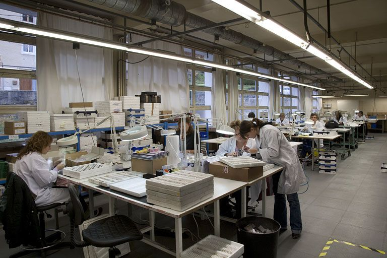 Usine de lunetterie Logo : intérieur d'un atelier. © Yves Sancey / Région Bourgogne-Franche-Comté, Inventaire du patrimoine - 2010 Usine de lunetterie Logo : intérieur d'un atelier. © Yves Sancey / Région Bourgogne-Franche-Comté, Inventaire du patrimoine - 2010