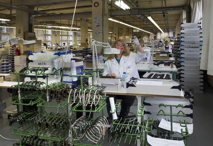 Usine de lunetterie Logo : intérieur d'un atelier. © Yves Sancey / Région Bourgogne-Franche-Comté, Inventaire du patrimoine - 2010 Usine de lunetterie Logo : intérieur d'un atelier. © Yves Sancey / Région Bourgogne-Franche-Comté, Inventaire du patrimoine - 2010