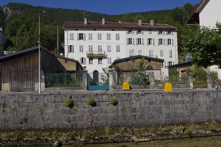 Immeubles (19e siècle) aux n° 3 et 5 rue Pasteur : élévation postérieure (donnant sur les n° 30 à 34 quai Jobez). Immeubles (AI 20 et 21) bâtis vers 1875. Celui de droite (au n° 3) comptait un atelier. © Yves Sancey / Région Bourgogne-Franche-Comté, Inventaire du patrimoine - 2010