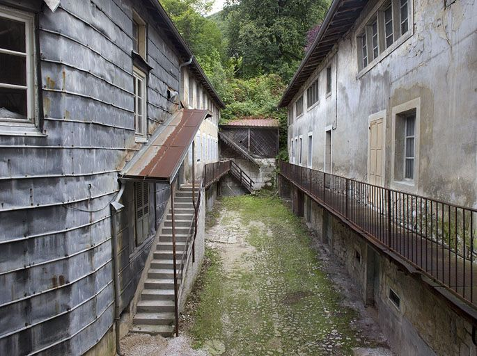 Vue d'ensemble de la cour et des deux ailes, depuis le premier étage. © Yves Sancey / Région Bourgogne-Franche-Comté, Inventaire du patrimoine - 2010 Vue d'ensemble de la cour et des deux ailes, depuis le premier étage. © Yves Sancey / Région Bourgogne-Franche-Comté, Inventaire du patrimoine - 2010