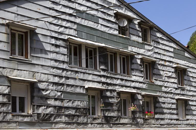 Immeuble avec atelier (19e siècle) au n° 21 rue Emile Zola : essentage de tôle. Immeuble (AK 85). © Yves Sancey / Région Bourgogne-Franche-Comté, Inventaire du patrimoine - 2010