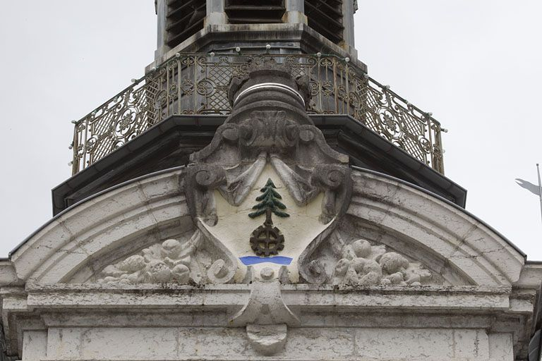 Fronton orné du blason de la ville. © Yves Sancey / Région Bourgogne-Franche-Comté, Inventaire du patrimoine - 2010 Fronton orné du blason de la ville. © Yves Sancey / Région Bourgogne-Franche-Comté, Inventaire du patrimoine - 2010