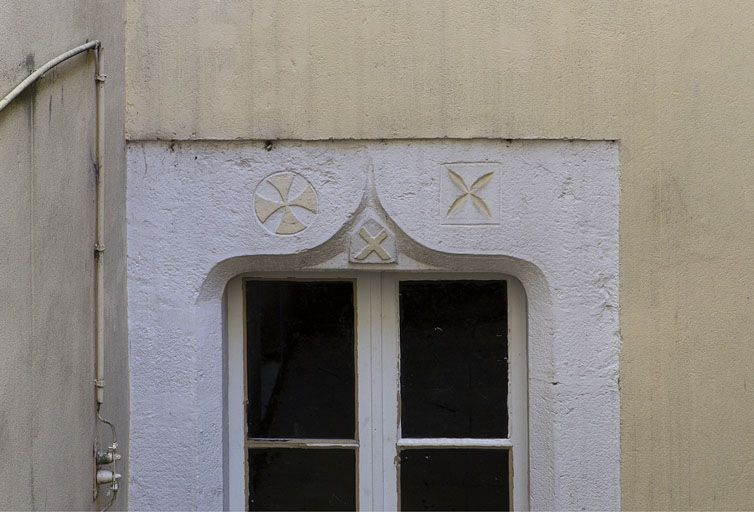 Maison avec atelier (18e siècle ?) au n° 150 rue de la République : linteau coiffé d'un arc en accolade. Maison (AI 525). L'arc en accolade se trouve sur la façade postérieure. © Yves Sancey / Région Bourgogne-Franche-Comté, Inventaire du patrimoine - 2010