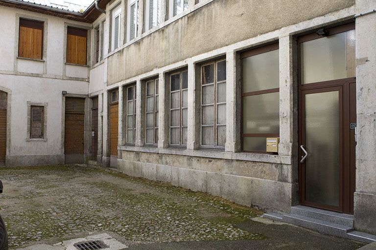 Immeuble (157 rue de la République) : atelier (à baies multiples) dans la cour. © Yves Sancey / Région Bourgogne-Franche-Comté, Inventaire du patrimoine - 2010