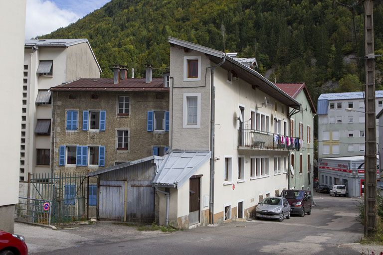 Immeuble (19e siècle) au n° 4 rue de la Tannerie. Immeuble (AI 254) avec coursière et atelier signalé par des fenêtres lunetières. A gauche, façade postérieure de la maison au n° 174 rue de la République. © Yves Sancey / Région Bourgogne-Franche-Comté, Inventaire du patrimoine - 2010