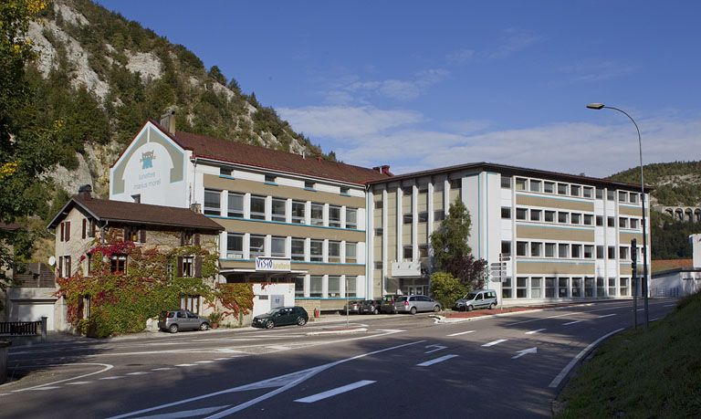 Ancienne usine de lunetterie Marius Morel (18 à 22 avenue Charles de Gaulle), actuellement Visio Lunetterie. © Yves Sancey / Région Bourgogne-Franche-Comté, Inventaire du patrimoine - 2010 Ancienne usine de lunetterie Marius Morel (18 à 22 avenue Charles de Gaulle), actuellement Visio Lunetterie. © Yves Sancey / Région Bourgogne-Franche-Comté, Inventaire du patrimoine - 2010