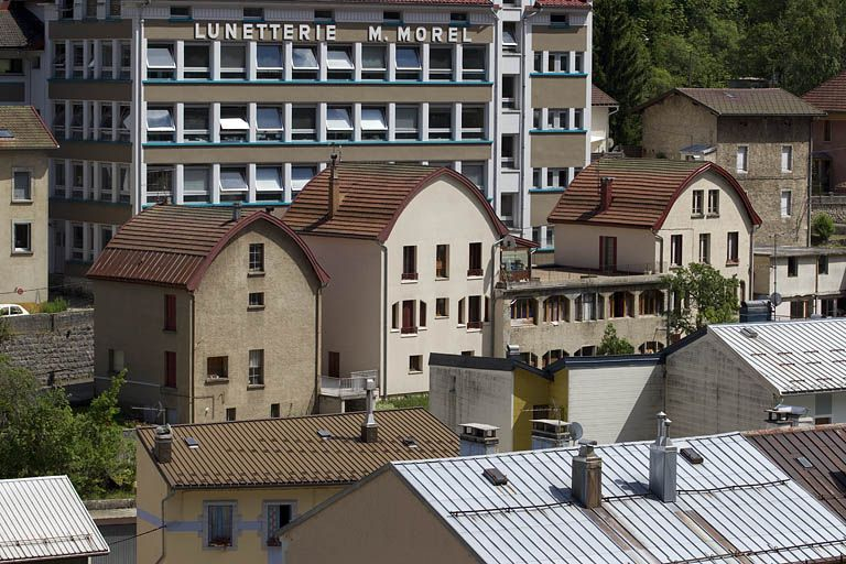 Maisons (20e siècle) aux n° 6, 8 et 12 rue de la Paix : toits en carène. Maisons (AE 44, 51 et 52). © Yves Sancey / Région Bourgogne-Franche-Comté, Inventaire du patrimoine - 2010