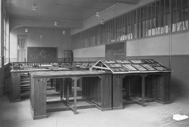 [Salle de classe avec présentoirs de lunettes et de pince-nez], 1933. © Yves Sancey / Région Bourgogne-Franche-Comté, Inventaire du patrimoine - 2010