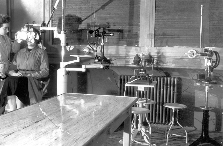 [Salle de " prise de vue " : mesure de la vision au réfracteur], 3e quart 20e siècle. © Yves Sancey / Région Bourgogne-Franche-Comté, Inventaire du patrimoine - 2010