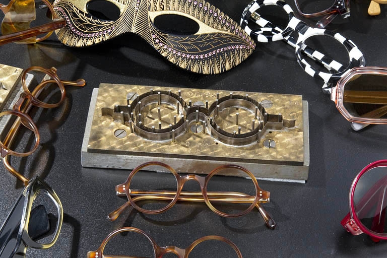 Lunettes en plastique et emporte-pièce ayant servi à leur fabrication. Modèle de lunettes courant jusqu'à la première guerre mondiale. Collection du musée de la Lunette, Morez. © Yves Sancey / Région Bourgogne-Franche-Comté, Inventaire du patrimoine - 2010 Lunettes en plastique et emporte-pièce ayant servi à leur fabrication. Modèle de lunettes courant jusqu'à la première guerre mondiale. Collection du musée de la Lunette, Morez. © Yves Sancey / Région Bourgogne-Franche-Comté, Inventaire du patrimoine - 2010